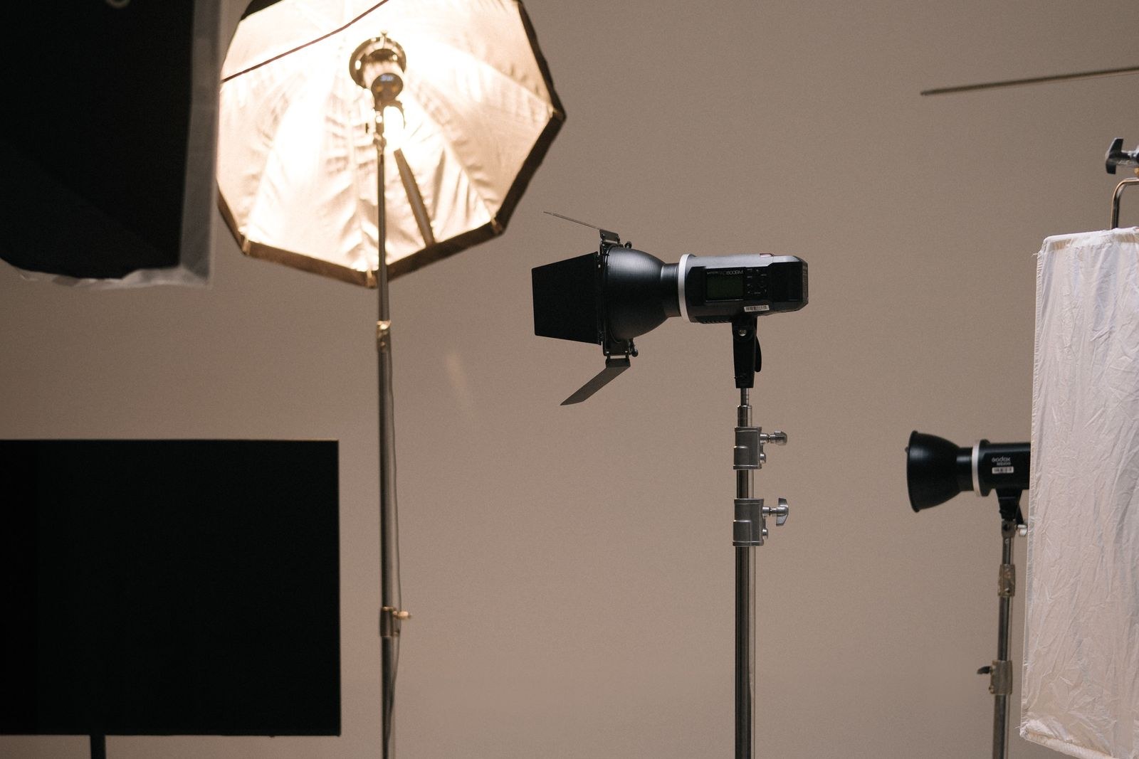 Studio lights in a recording setup